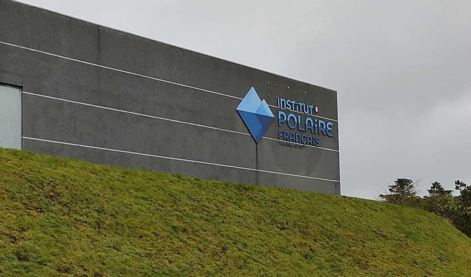 Photo du logo de l&rsquo;IPEV sur le bord d&rsquo;un bâtiment