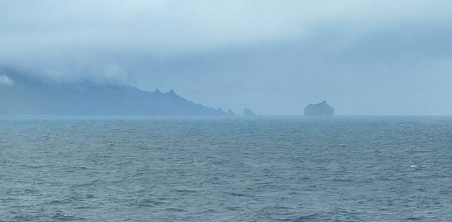 Les premières terres de Crozet dans la brume